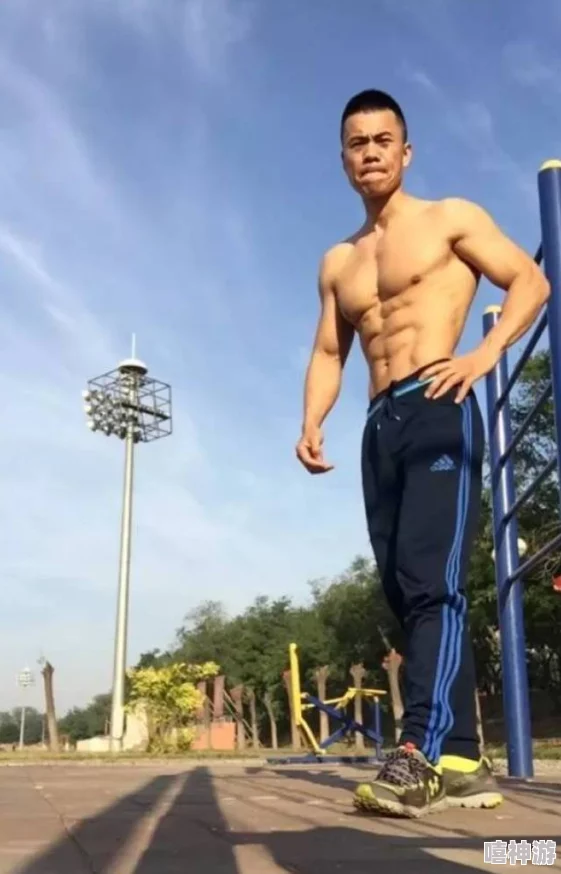 男同教练Gay互吃鳮，展现亲密关系与运动场上的默契配合，引发网友热议与关注
