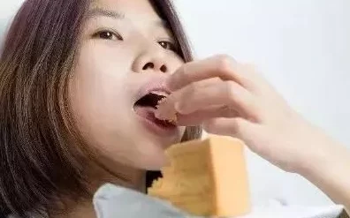 一口一口吃掉胸上的奶油,这种甜蜜的享受是否让人感受到生活中的小确幸与美好? 一口一口吃掉胸上的奶油,这种甜蜜的享受是否让人感受到生活中的小确幸与美好?
