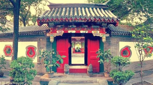 怡春院免费，传闻背后竟隐藏着神秘富豪的投资计划，引发网友热议与猜测！