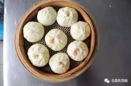 女生给男生看她的小笼包，甜蜜瞬间引发网友热议，大家纷纷分享自己的美食故事与情感体验