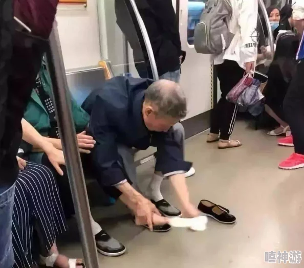 二月最新流出女厕偷拍,网友纷纷表示愤怒与无奈,呼吁加强公共场所的安全措施和隐私保护! 二月最新流出女厕偷拍,网友纷纷表示愤怒与无奈,呼吁加强公共场所的安全措施和隐私保护!
