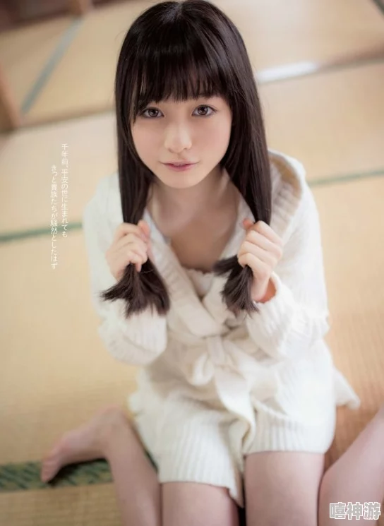 白丝校花扒开双，网友疯传视频曝光她与男友亲密关系细节