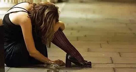 美女解开胸罩喂男人吃奶，现场目击者惊呼：这场面太震撼，令人难以置信！