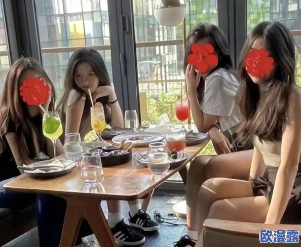 女生迈开腿打扑克又痛又叫！某知名女星在私人聚会上被拍到玩扑克，网友纷纷围观，疑似与男友分手后情绪失控