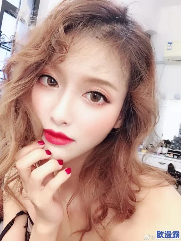 美女国产精品：最新时尚潮流与美妆技巧分享，助你成为魅力四射的时尚达人！