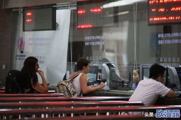 公交车售票员按尺寸大小gh，推出新型智能售票机提升乘客购票体验，方便快捷更人性化服务