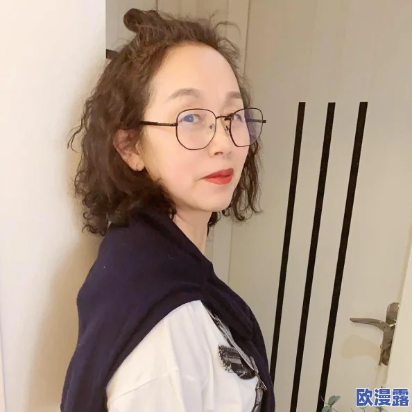 回姥姥家的路上和妈妈在后座，阳光透过树叶洒下温暖的光影，车窗外的风景如画般美丽动人
