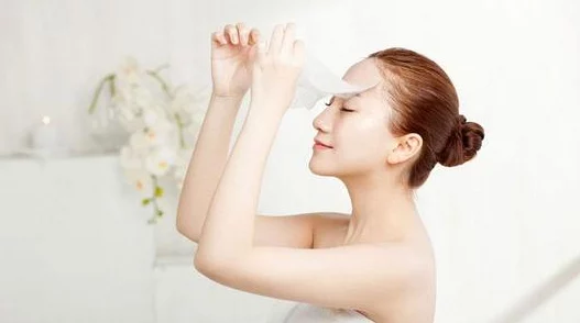 一边膜胸口一面膜下60分钟，体验深层滋养与放松的完美结合，感受肌肤焕发新生的奇妙旅程
