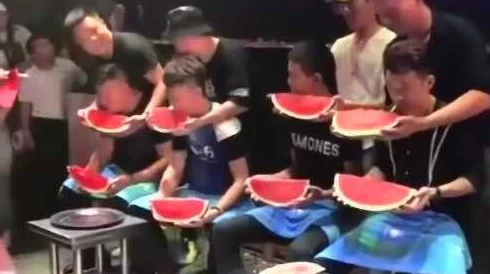 每日大赛在线吃瓜：震惊！知名选手因作弊被当场揭发，比赛瞬间陷入混乱！