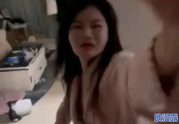 男生操美女：近日网络上流传一段视频，引发热议，网友们对事件的真实性和背后的故事展开了激烈讨论