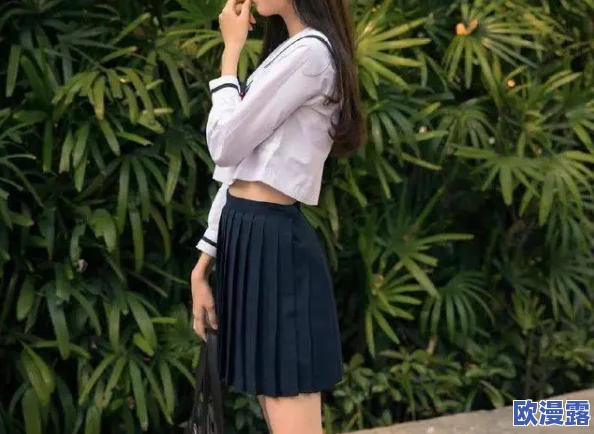 美女扒开内衣露出jk，网络热议引发关注，网友纷纷讨论其背后的文化与社会影响