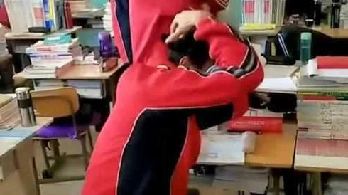 男生互摸同学勃起故事：校园内发生的奇特事件引发热议，众多网友分享各自看法与经历