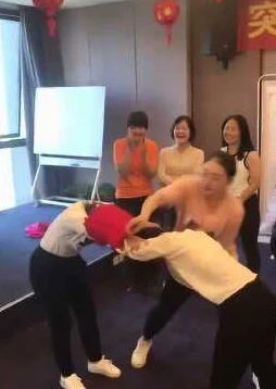 老板上班不让穿乳罩好随时揉，员工反映工作环境不适，企业文化引发热议与讨论