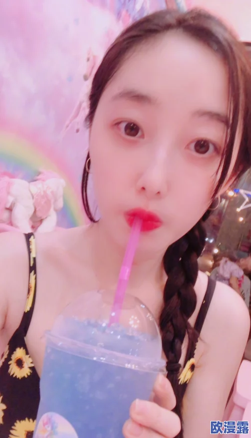 露脸高中生粉嫩自拍，近日在社交媒体上引发热议，许多网友纷纷点赞评论，分享自己的青春回忆与感受