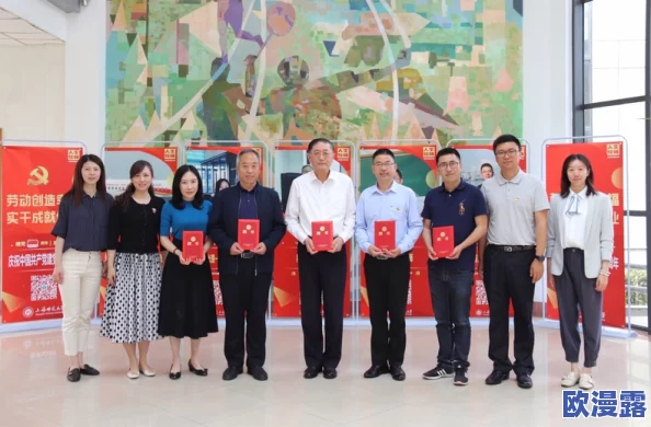 班里男生当全班 我扒衣服小说：校园生活中的青春悸动与成长故事，揭示友情与爱情的复杂交织