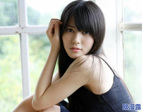 日本夏冰寒说：美女被吸乳脱内内动，近日网络热议引发众多网友讨论，相关视频在社交平台上迅速传播