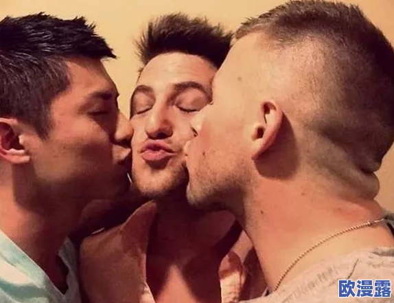 在公交车上发生的肉多巨H男男故事，激情与欲望交织的瞬间