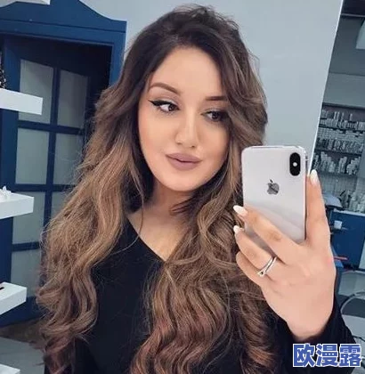 亚洲欧美自拍明星合成：最新动态揭示了明星们在社交媒体上如何利用自拍技术提升个人形象与粉丝互动