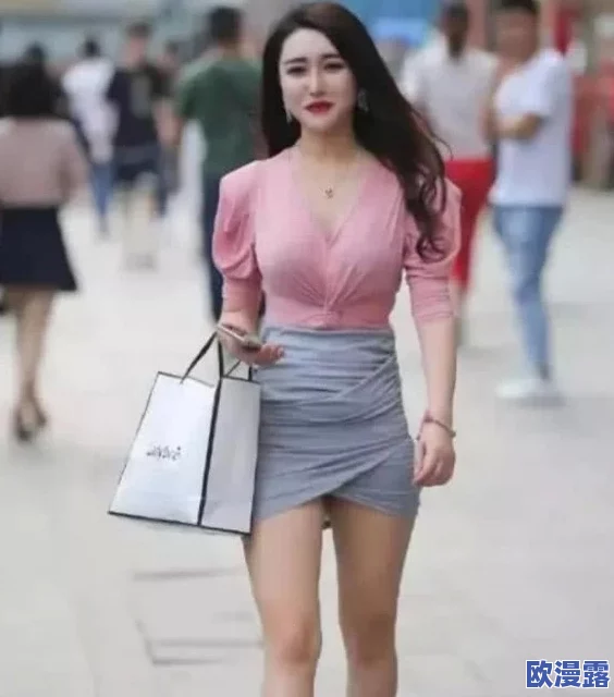 校园女神身着白丝，优雅坐下瞬间引发的紧张与心跳交织的奇妙体验