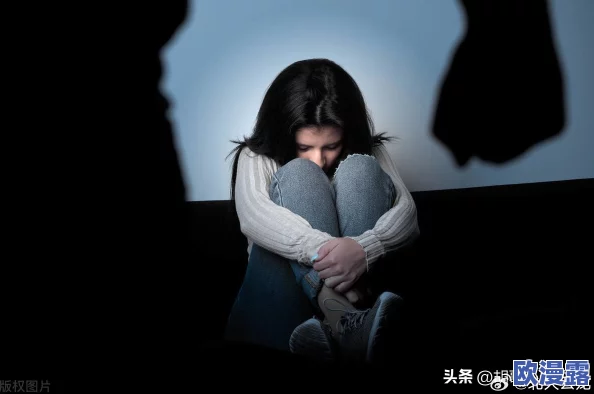强行打开双腿灌满冰块,近日引发广泛关注,网友热议其背后的社会问题与心理健康影响 强行打开双腿灌满冰块,近日引发广泛关注,网友热议其背后的社会问题与心理健康影响