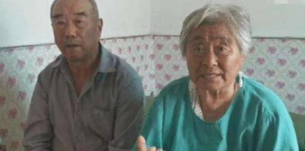 胡丽英向厂长借钱，网友纷纷表示：这背后是否隐藏着更深的故事？