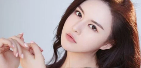 精东苏小小一起的女演员是谁演的？我觉得她的表演非常出色，给角色增添了很多魅力