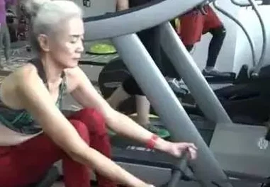 艳妇交换3p，真是让人感到震惊，这种内容实在不应该被传播