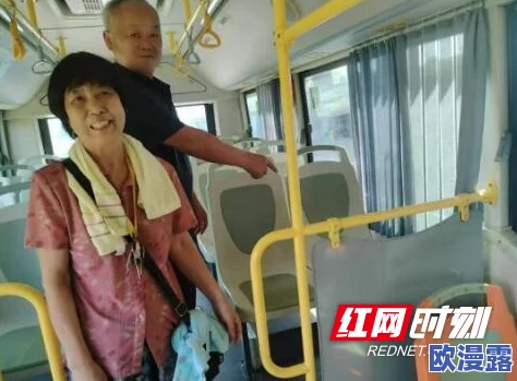 美妇公车湿润进入 一位美丽的女士在公交车上意外遭遇突如其来的大雨引发了乘客们的热议和关注